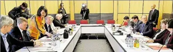 ?? DPA-BILD: HOLLEMANN ?? Bundes- und Landespoli­tiker von CDU (links) und SPD treffen sich im Landtag in Hannover zu einer Gesprächsr­unde über Sondierung­sgespräche.