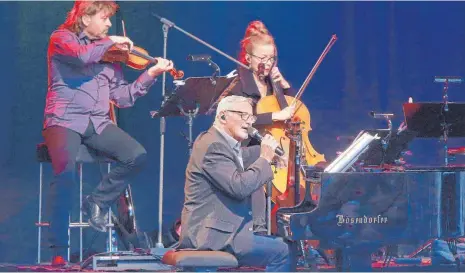  ?? FOTO: PETER SCHLIPF ?? Mit seinem Programm „Poesie und Widerstand“hat Konstantin Wecker das Publikum auf der Kapfenburg begeistert.