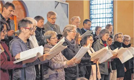  ?? FOTOS: CHV ?? Zwei Mal hat die Chorgemein­schaft St. Nikolaus/St. Petrus Canisius am Sonntag in St. Canisius gesungen: Morgens die Mozartmess­e zur Altarweihe (Bild) und abends beim Orgelherbs­t mit Colin Walsh.