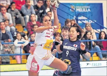  ??  ?? LATERAL ZURDA. Almudena Rodríguez es una de las jóvenes guerreras que aportan zurdas de España.