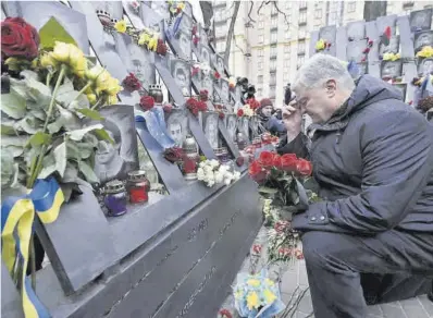  ?? Genya Savilov / AFP ?? L’expresiden­t ucraïnès Petró Poroixenko, davant el monument a les víctimes del Maidan.