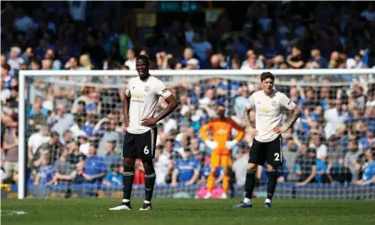  ??  ?? Bemused Manchester United players during Sunday’s defeat at Everton. Photograph: Martin Rickett/PA