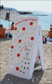  ?? (Photo mairie de Monaco) ?? Les cendriers coniques en libre-service ont été placés aux trois points d’entrée de la plage du Larvotto.