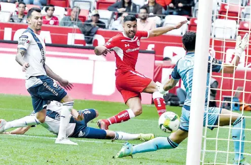  ?? ESTO ?? Pedro Alexis Canelo puso el segundo gol de los Diablos en el triunfo ante el Puebla.