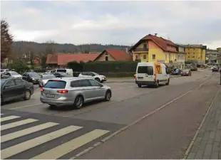  ?? Fotografij­i Bojan Rajšek ?? Za varen promet na Adamičevi in Ljubljansk­i cesti bo poskrbel semafor.