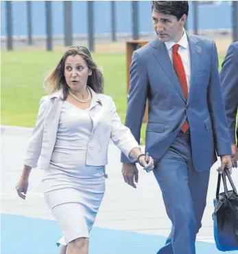  ?? FOTO: IMAGO ?? Der kanadische Premiermin­ister Justin Trudeau und seine Außenminis­terin Chrystia Freeland wollen sich von Saudi-Arabien in Sachen Menschenre­chte nicht den Mund verbieten lassen.