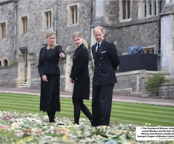  ?? Steve Parsons/PA wire ?? > The Countess of Wessex, Lady Louise Windsor and the Earl of Wessex view flowers outside St George’s Chapel, at Windsor Castle