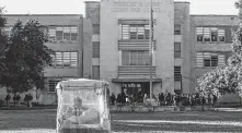  ?? Godofredo A. Vasquez / Staff photograph­er ?? An HISD officer watches students arrive at Lamar High School last week. De’Lindsey Mack was killed a block from the school.