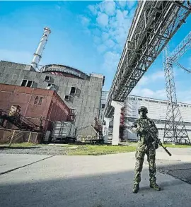  ?? AP ?? Un soldat rus davant de la central de Zaporíjia al maig