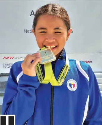  ?? MARIANNE L. SABERON-ABALAYAN ?? GOLD BITES. Eirron Seth Vibar and Lora Micah Amoguis bite their respective gold medals after topping the men’s 200-meter butterfly and women’s 200m backstroke events.