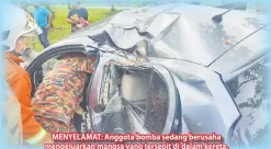  ??  ?? MENYELAMAT: Anggota bomba sedang berusaha mengeluark­an mangsa yang tersepit di dalam kereta.