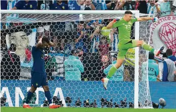  ?? Foto: ČTK ?? Brankářská paráda Francouzsk­ý smolař Kingsley Coman končí s hlavou v dlaních. Jeho pokus při penaltovém rozstřelu vystihl argentinsk­ý gólman Emiliano Martínez, který mohl divoce slavit. Světové zlato bylo blízko.