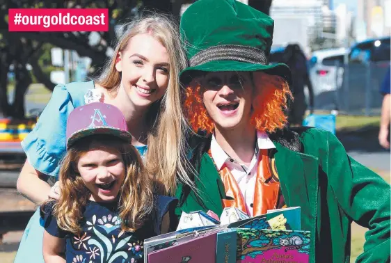  ?? Picture: MIKE BATTERHAM ?? Alice and the Mad Hatter pictured reading to five-year-old Amaya Skelly at the Broadwater Parklands in Southport yesterday.