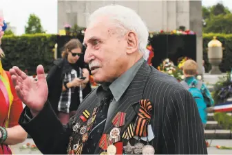  ?? Markus Schreiber / Associated Press 2015 ?? Soviet war veteran David Dushman attends a ceremony at the Russian War Memorial in 2015 in Berlin. The Red Army soldier flattened the fence around the Nazi death camp with his tank.