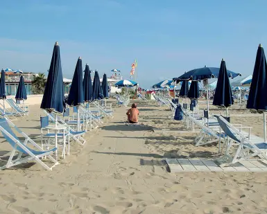  ?? (foto Ciurca/Sestini) ?? Ombrelloni chiusi ieri pomeriggio sulla spiaggia di Viareggio
