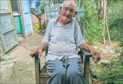  ?? ANNA BUJ ?? Un campesino. Martín Castro siempre ha rechazado cualquier privilegio por ser hermano del líder del régimen cubano. Le ofrecieron una casa en La Habana, pero nunca quiso abandonar su choza en el campo de Birán.