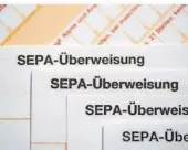  ?? FOTO: SOMMER/DPA ?? Dem Schreiben der angebliche­n Kanzlei, mit dem die Betrüger laut Polizei derzeit unterwegs sind, liegt unter anderem auch ein SepaMandat bei, weil Betroffene schnell bezahlen sollen.