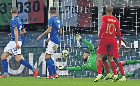  ??  ?? PARADÓN. Donnarumma hace una gran parada tras un tiro desde la frontar del area de William Carvalho.