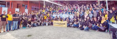  ??  ?? KAKITANGAN Maybank dan warga sekolah bergambar di kawasan sekolah.