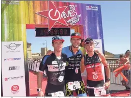  ??  ?? Le podium  avec le vainqueur, Arnaud Guilloux au centre, e Anthony Pannier et Thomas Navarro de l’AS Monaco Triathlon. (Photo Xavier Depoilly )