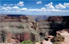  ??  ?? Oavsett om du kommer till Grand Canyon med flyg eller via någon av de dammiga småvägarna så är det en häpnadsväc­kande upplevelse.