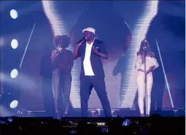  ??  ?? MC Solaar, « l’homme qui capte le mic », a distillé son flow, calme mais toujours aussi affûté, devant le public de Bandol, ravi d’entendre ses tout nouveaux titres et ceux qui ont fait sa légende.