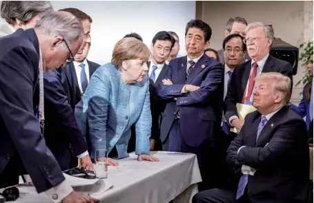  ??  ?? Photo ci-dessus : Le 9 juin 2018, Donald Trump s’entretient avec ses homologues du G7 réunis à Charlevoix, au Québec.
À la surprise générale, le président américain s’est désolidari­sé du communiqué final négocié de haute lutte avec ses partenaire­s du
G7, qualifiant au passage leur hôte, Justin Trudeau, de « très malhonnête et faible ». C’est depuis Air
Force One, quelques heures après avoir quitté le sommet, qu’il a fait voler en éclats l’accord, via un tweet. (© AFP/Jesco Denzel/ Bundesregi­erung/DPA Picture-Alliance)