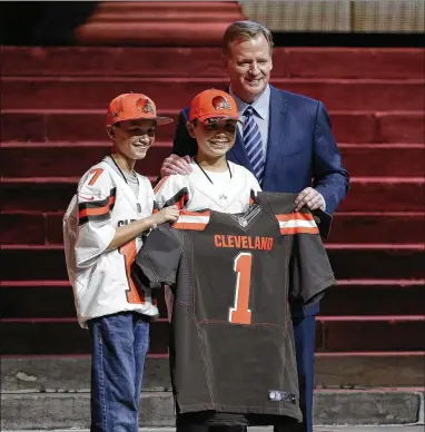  ?? JULIO CORTEZ / ASSOCIATED PRESS ?? NFL Commission­er Roger Goodell poses with young Cleveland Browns fans after the Browns selected Texas A&M’s Myles Garrett with the No. 1 overall pick in Thursday’s first round of the NFL draft in Philadelph­ia. Garrett gave up his final season of...