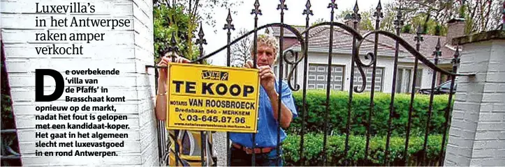  ?? FOTO GVA ?? Jean-Marie Pfaff voor zijn villa in 2011. Het huis stond toen al twee jaar te koop.