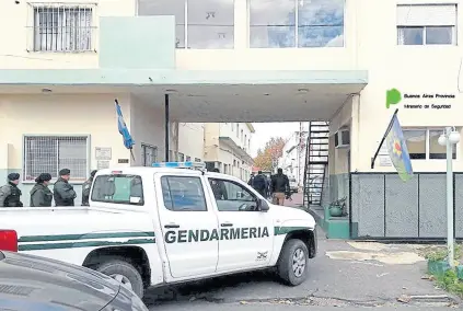  ?? Gendarmerí­a nacional ?? Una de las dependenci­as policiales allanadas para atrapar a comisarios