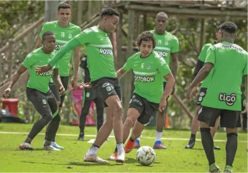  ?? FOTO CARLOS VELÁSQUEZ ?? En los entrenamie­ntos, los jugadores verdes expresan alegría y compromiso para asumir el reto de buscar la estrella 17 desde el próximo sábado.