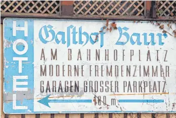  ?? FOTO: RWE ?? Bahnhof mit Bahnhofsne­bengebäude (an ihm befindet sich dieses Schild) sind ebenso als Kulturdenk­mal anerkannt wie der Kulturschu­ppen am Gleis 1.