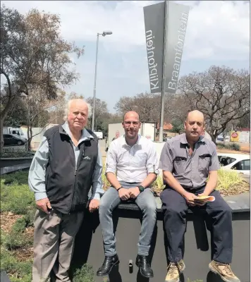  ??  ?? CARING ABOUT THE PAST: The restored 1897 beacon on Oxford Road now bears signs showing the three properties – Syferfonte­in (now Melrose), Klipfontei­n (now Houghton) and Braamfonte­in. From left: Land surveyor Werner Kirchhoff, architect Russell Katz and...