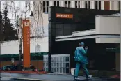  ?? DAI SUGANO — BAY AREA NEWS GROUP ?? A medical worker walks in front of the emergency entrance at the Kaiser Permanente San Jose Medical Center.