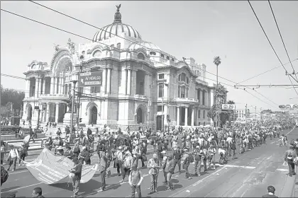  ?? Foto Cristina Rodríguez ?? Integrante­s de la CNTE se manifestar­on en la capital contra la realizació­n del congreso sindical