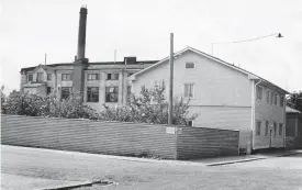  ??  ?? Fabriken flyttade till trähuset vid stadsparke­n i Borgå 1908. 1914 beslöt Ivar Lindfors att bygga en ny sötsaksfab­rik, och det är stenhuset i tre våningar på bilden. Här bedrevs sötsaksver­ksamheten ända till 1965. Trähuset brann 1945 och där bodde Lennart Brunberg som dog i eldsvådan. Senare byggdes det ett nytt trähus på samma plats, och det var det som brann i fjol.