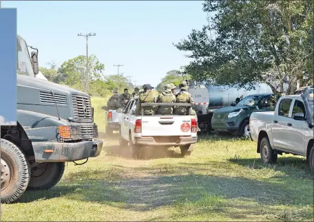  ??  ?? El aparatoso despliegue montado por efectivos de la Fuerza de Tarea Conjunta (FTC) en la estancia “Ypané del Norte”, del distrito de Arroyito, fue infructuos­o al no poder capturar a los supuestos elementos del EPP que entraron al recinto.