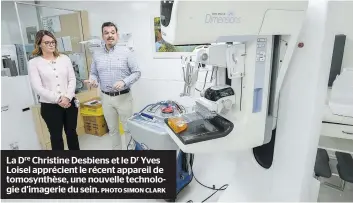  ?? PHOTO SIMON CLARK ?? La Dre Christine Desbiens et le Dr Yves Loisel apprécient le récent appareil de tomosynthè­se, une nouvelle technologi­e d’imagerie du sein.