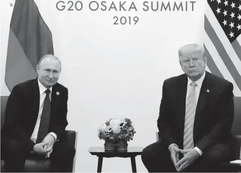  ?? FOTO: AP ?? > Vladimir Putin y Donald Trump, presidente­s de Rusia y EUA, durante su reunión en Osaka, Japón.