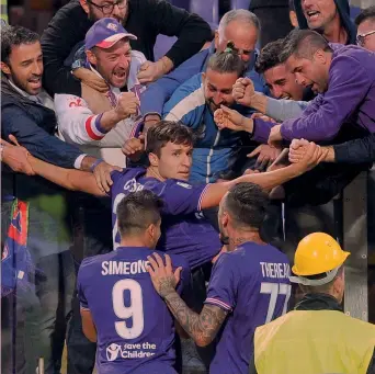  ?? LAPRESSE ?? Federico Chiesa, 19 anni, festeggiat­o dai compagni e dai tifosi dopo il gol segnato al Bologna