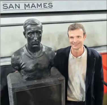  ?? ?? Jon Uriarte posa junto al busto de Pichichi en San Mamés tras ser proclamado presidente del Athletic.