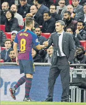  ?? FOTO: PEP MORATA ?? Valverde felicita a Arthur tras su partidazo situándole de interior en el 4-3-3