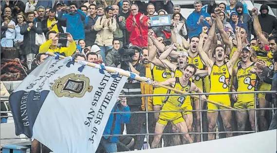  ?? FOTO: UNANUE ?? Gorka Aranberri ondea su quinta Bandera de La Concha Es la primera que logra con Orio, que volvió a ganar en la bahía diez años después