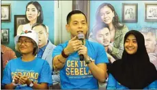  ?? ARYA DHITYA/JAWA POS ?? KOMEDI LAGI: Ernest Prakasa, tengah, mempromosi­kan film terbarunya, Cek Toko Sebelah, di Royal Plaza kemarin. Dia didampingi Aci Resti (kiri) dan Arafah (kanan).