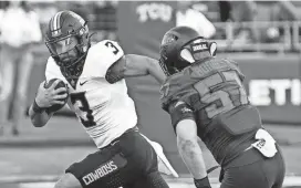  ?? RAYMOND CARLIN III/USA TODAY SPORTS ?? Oklahoma State quarterbac­k Spencer Sanders (3) played every offensive snap despite not practicing all week because of a shoulder injury.