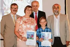  ?? Foto: Daniel Dollinger ?? Anton Seidl von der Staatliche­n Realschule Affing ist einer der Sieger beim 64. Eu ropäischen Wettbewerb, hier mit Schulleite­rin Sigrid Kehlbach. Es gratuliert­en (von links) Gerhard Böck, Josef Gediga und Wolfgang Bähner.