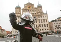  ?? Foto: Michael Hochgemuth ?? Das Maskottche­n des „Waterdome“, eine Mischung aus Wassermann und Astronaut.