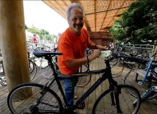  ?? (Photo E. O.) ?? Hier a eu lieu la première bourse à vélo de l’été, sur la promenade du Paillon.