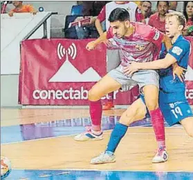 ?? FOTO: LNFS ?? Santi Valladares (Santiago Futsal) y Quintela (Palma Futsal) disputan un balón