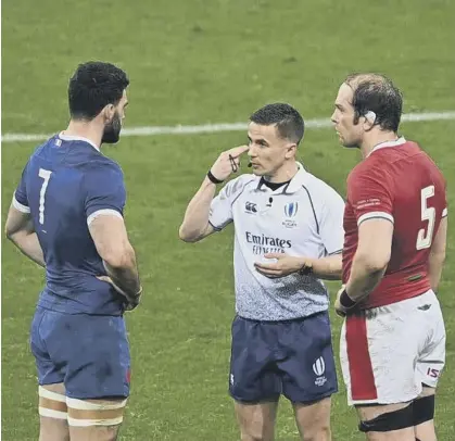  ??  ?? 0 Referee Luke Pearce explained his decisions clearly to captains Charles Ollivon, left, and Alun Wyn Jones